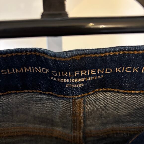 Chico's EUC Women's So Slimming Girlfriend Kick Flare Frayed Hem Jeans Size 6 - Picture 6 of 10